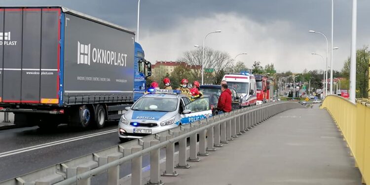 Tarnobrzeg. Zderzenie trzech aut na wiadukcie