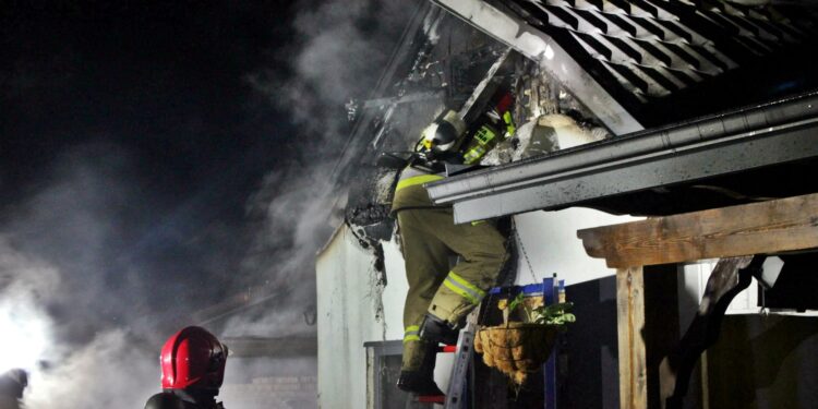 Tarnobrzeg: Pożar budynku gospodarczego i wiaty