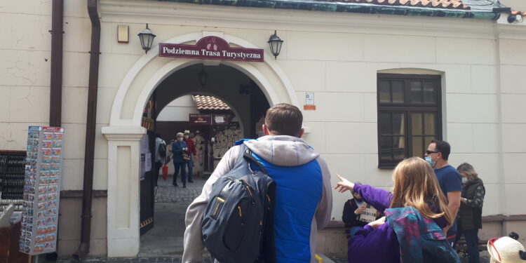 Sandomierz: Turyści wracają do Sandomierza. W Noc Muzeów wieczorne zwiedzanie podziemi i Bramy Opatowskiej.