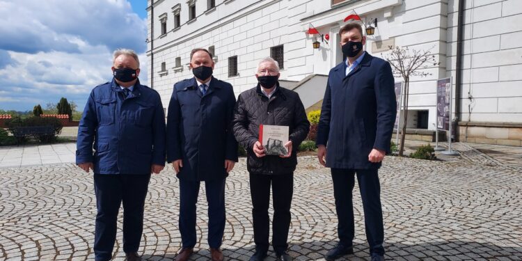 Sandomierz: Muzeum Okręgowe Muzeum Narodowym? Konferencja prasowa posłów Krzysztofa Lipca i Marka Kwitka oraz burmistrza Sandomierza Marcina Marca.