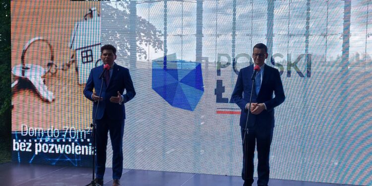 Stalowa Wola: Premier Morawiecki w charzewickim parku o budownictwie mieszkaniowym.