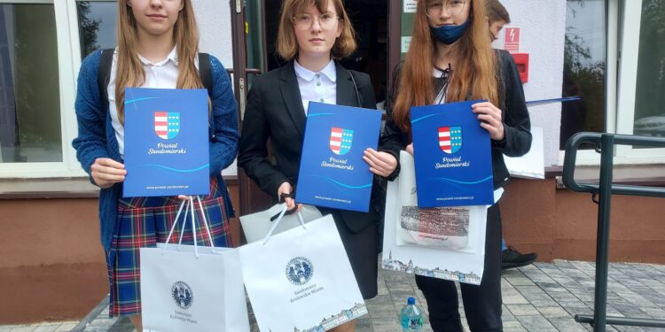 Sandomierz: Józio i Henio czyli prawdziwych przyjaciół poznajemy w biedzie – ortograficzne zmagania w powiecie sandomierskim.