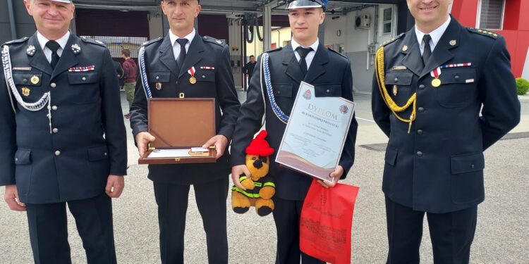 Sandomierz: Uhonorowano druhów z OSP Gałkowice, którzy uratowali życie mężczyźnie.