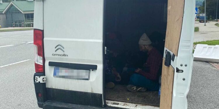 Region: Imigranci ukryci w busie.