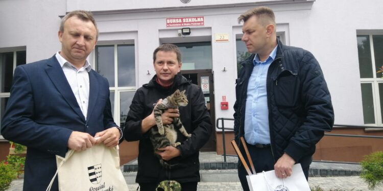 Sandomierz, Zawichost: Tysiąc kilometrów z plecakiem i kotem aby pomóc chorej dziewczynce.