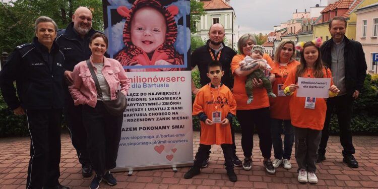 Sandomierz: Ojciec Mateusz podarował swoje serce dla chorego Bartusia.