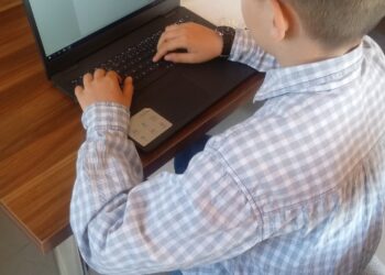 Sandomierz: Laptop za pieniądze ze skarbonki on-line trafił do potrzebujących.