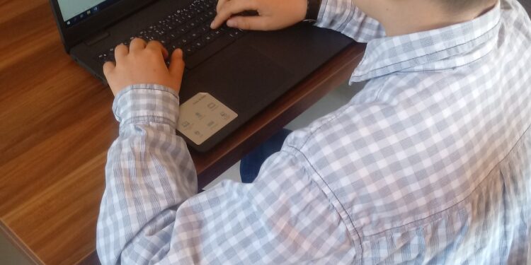 Sandomierz: Laptop za pieniądze ze skarbonki on-line trafił do potrzebujących.