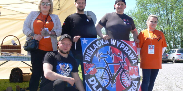 Sandomierz: Gadżety dla chorego Bartusia spod Oświęcimia przyjechały na… rowerze.