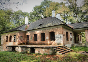 Bieliny: Trwa analiza ofert na remont zespołu dworsko-parkowego