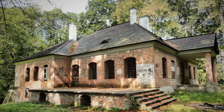 Bieliny: Trwa analiza ofert na remont zespołu dworsko-parkowego