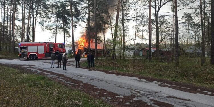 Nowa Dęba. Pożar garaży na Broniewskiego
