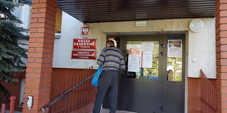 Tarnobrzeg. Trzy instytucje sprawdzane przez policję.