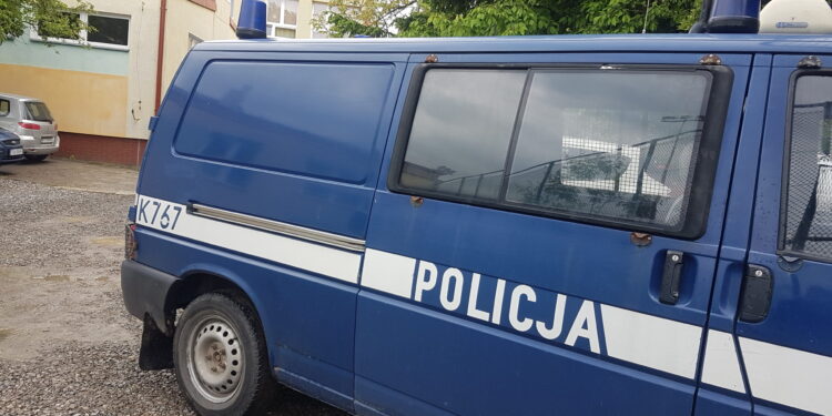 Tarnobrzeg. Policja w dwóch podstawówkach. Ostrzeżenie o ataku chemicznym.