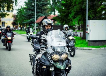 Tarnobrzeg, region. Motocykliści, żołnierze WOT w hołdzie poległym kolegom.