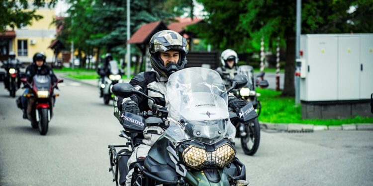 Tarnobrzeg, region. Motocykliści, żołnierze WOT w hołdzie poległym kolegom.