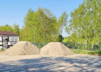 Tarnobrzeg. Uzupełniają plaże piachem.