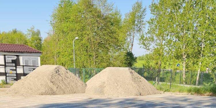 Tarnobrzeg. Uzupełniają plaże piachem.