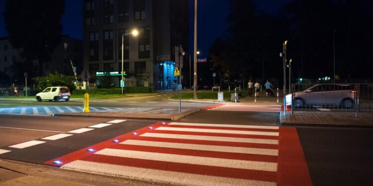 Dębica: Przebudowa 17 przejść dla pieszych.