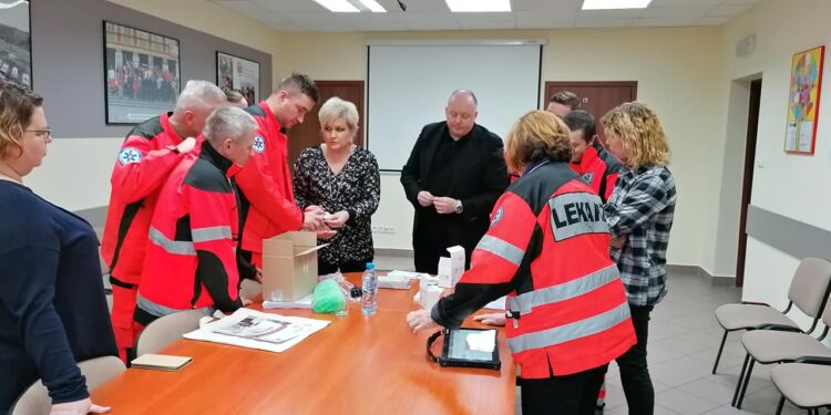 Mielec: Pogotowie  testuje  urządzenia do badania parametrów krytycznych