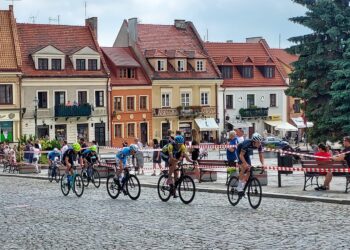 Sandomierz: Peleton przejechał przez miasto.