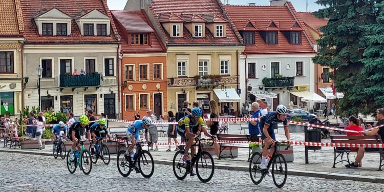 Sandomierz: Peleton przejechał przez miasto.