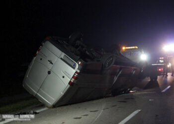 Jadachy: Groźnie wyglądający wypadek. Bus z truskawkami dachował
