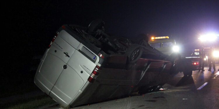 Jadachy: Groźnie wyglądający wypadek. Bus z truskawkami dachował