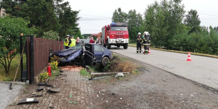 Sokolniki: Uderzył w betonowy przepust i ogrodzenie, trzy osoby w szpitalu