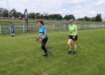 Nowa Dęba. Maszerowali z kijami i rozdawali sadzonki drzew