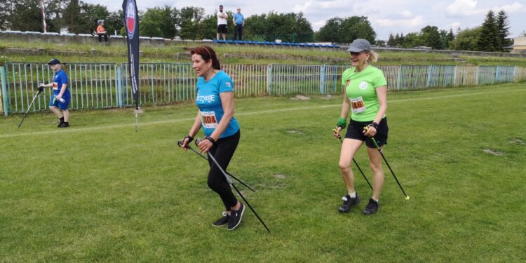 Nowa Dęba. Maszerowali z kijami i rozdawali sadzonki drzew