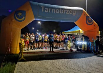 Tarnobrzeg. Nocą pobiegli wokół Jeziora Tarnobrzeskiego
