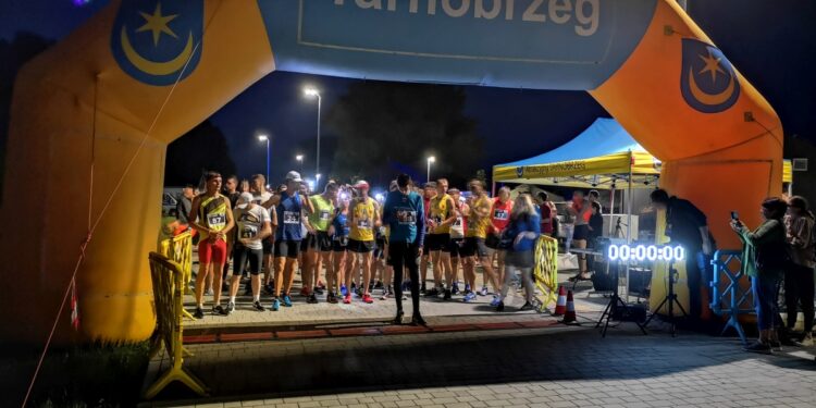 Tarnobrzeg. Nocą pobiegli wokół Jeziora Tarnobrzeskiego