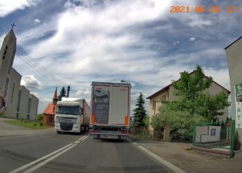 Sandomierz: Zepsuta ciężarówka blokuje pas ruchu