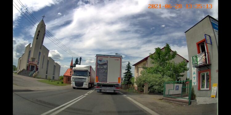 Sandomierz: Zepsuta ciężarówka blokuje pas ruchu