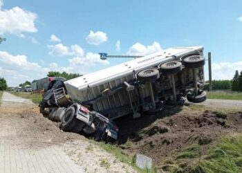 Jadachy. Wypadek z udziałem dwóch samochodów ciężarowych.