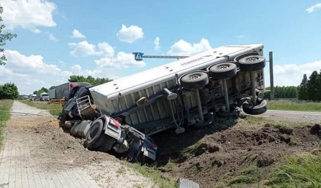 Jadachy. Wypadek z udziałem dwóch samochodów ciężarowych.
