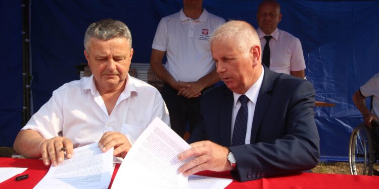 Bieliny: Umowa z wykonawcą remontu zespołu dworsko-parkowego podpisana