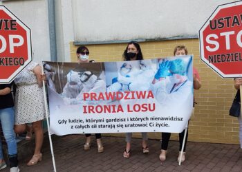 Tarnobrzeg. Pikieta pielęgniarek przed szpitalem.