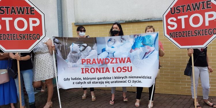 Tarnobrzeg. Pikieta pielęgniarek przed szpitalem.