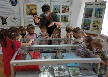 Tarnobrzeg. Krecik w bibliotece.