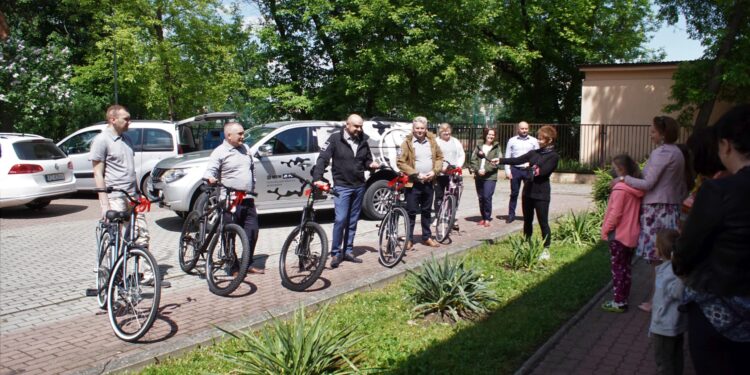 Stalowa Wola: Rowerowe prezenty z HSW dla podopiecznych z Domu Dziecka