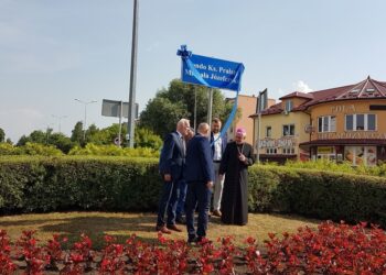 Tarnobrzeg. Biskup poświęcił Rondo Księdza Prałata Michała Józefczyka.