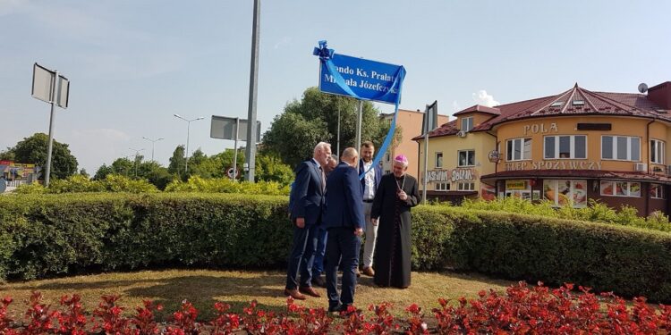 Tarnobrzeg. Biskup poświęcił Rondo Księdza Prałata Michała Józefczyka.