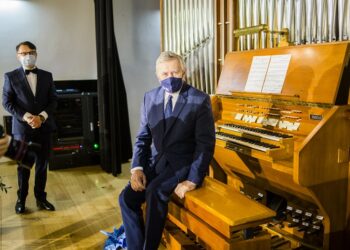 Tarnobrzeg. Minister kultury posłuchał brzmienia organów.