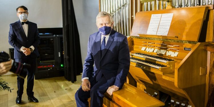 Tarnobrzeg. Minister kultury posłuchał brzmienia organów.