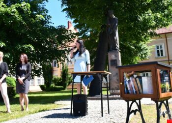 Dębica: Podaj książkę dalej….
