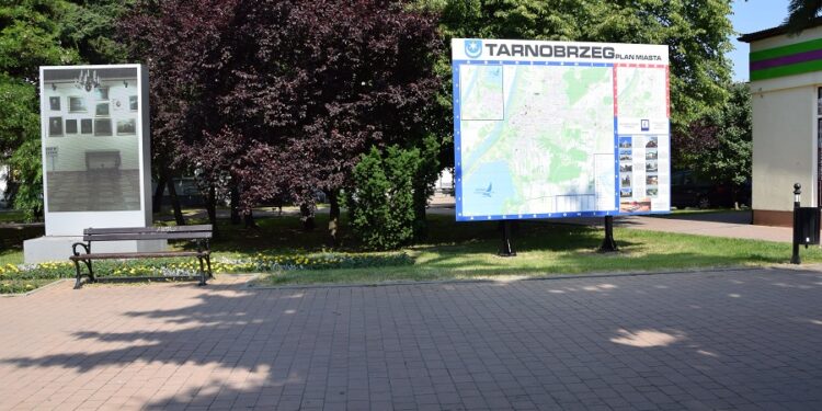 Tarnobrzeg. Zamontowano nowe tablice z planem miasta.