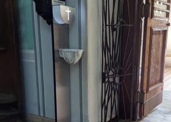 Tarnobrzeg. Woda święcona z dystrybutora.