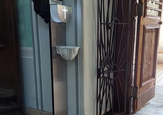 Tarnobrzeg. Woda święcona z dystrybutora.